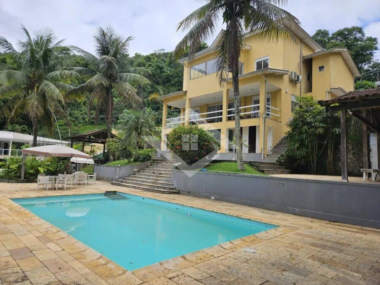 Casa à venda com 5 quartos, 300m² - Foto 2