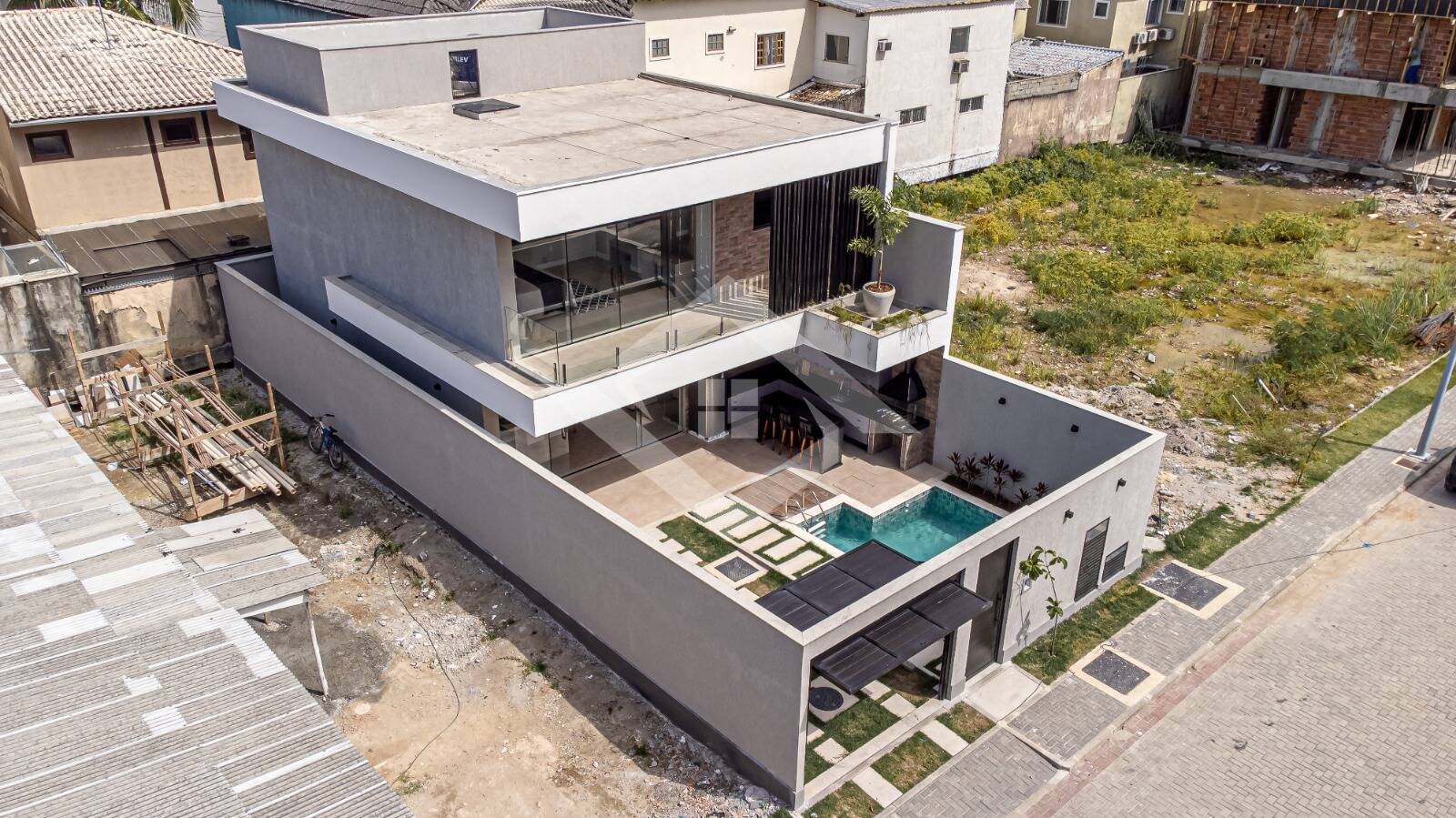 Casa à venda com 4 quartos, 202m² - Foto 1