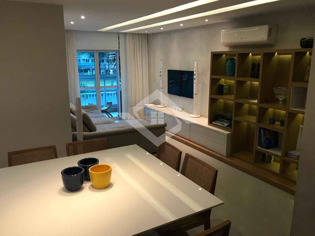 Apartamento à venda com 3 quartos, 115m² - Foto 2