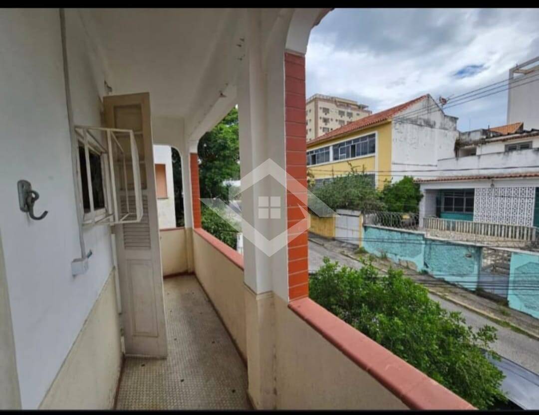 Casa à venda com 8 quartos, 211m² - Foto 1