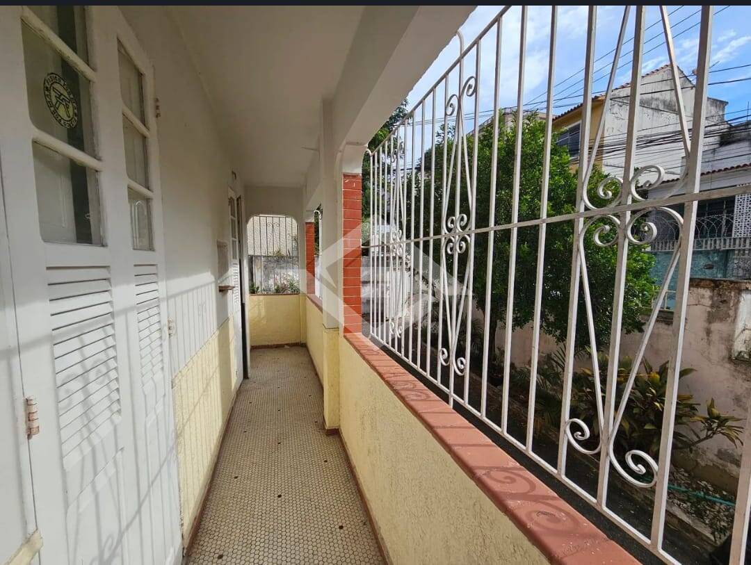 Casa à venda com 8 quartos, 211m² - Foto 2