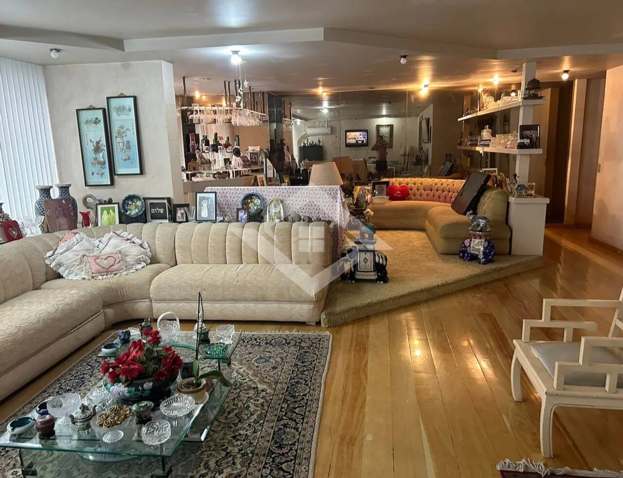 Apartamento para alugar com 4 quartos, 300m² - Foto 1