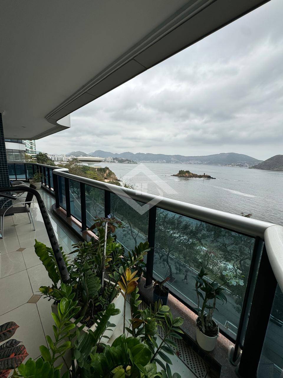Apartamento à venda com 4 quartos, 321m² - Foto 1