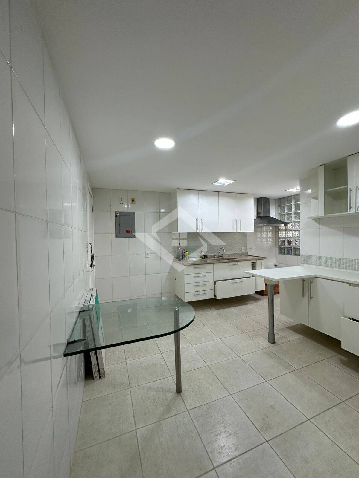 Apartamento para alugar com 3 quartos, 140m² - Foto 9