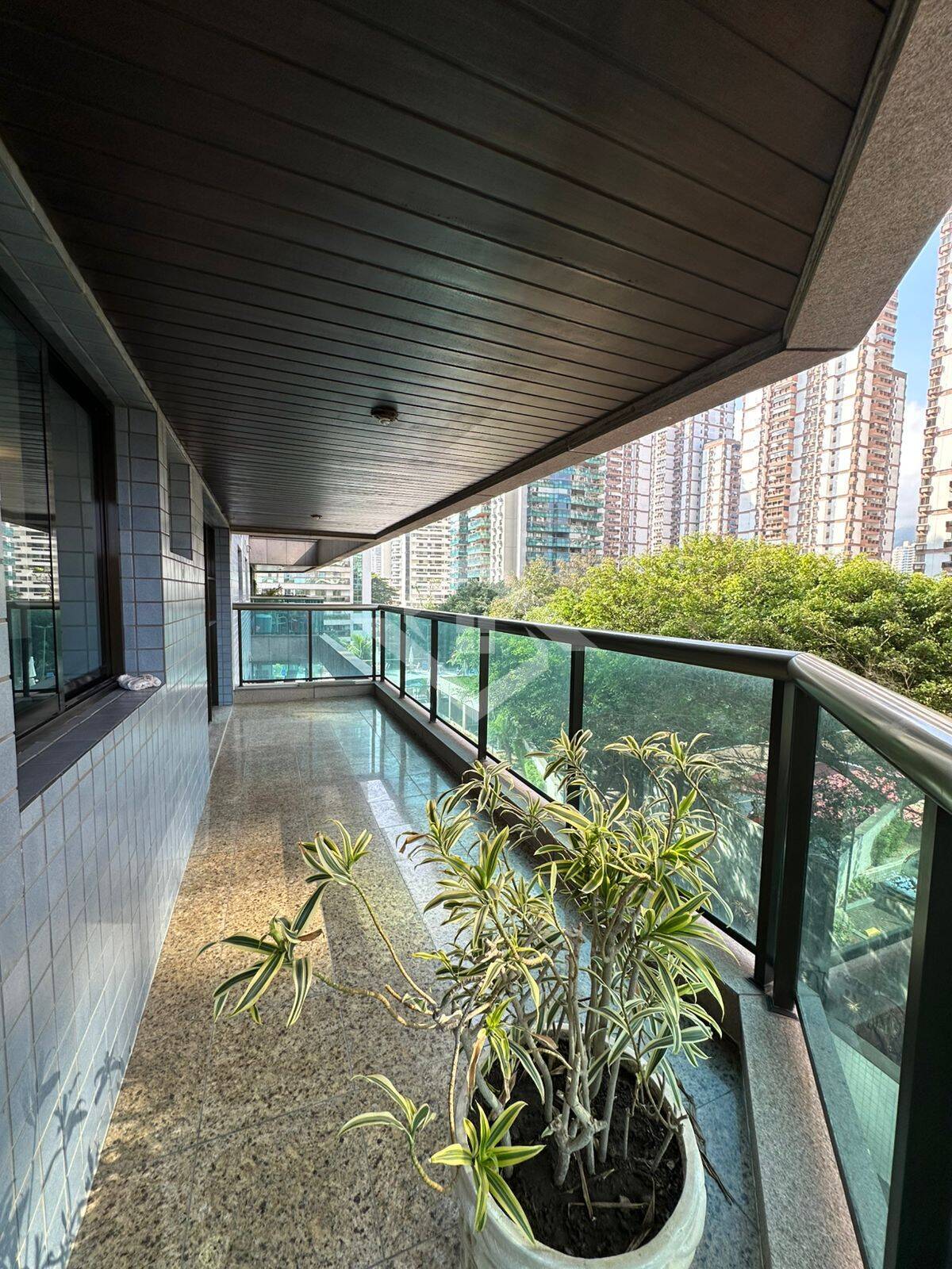 Apartamento para alugar com 3 quartos, 140m² - Foto 2