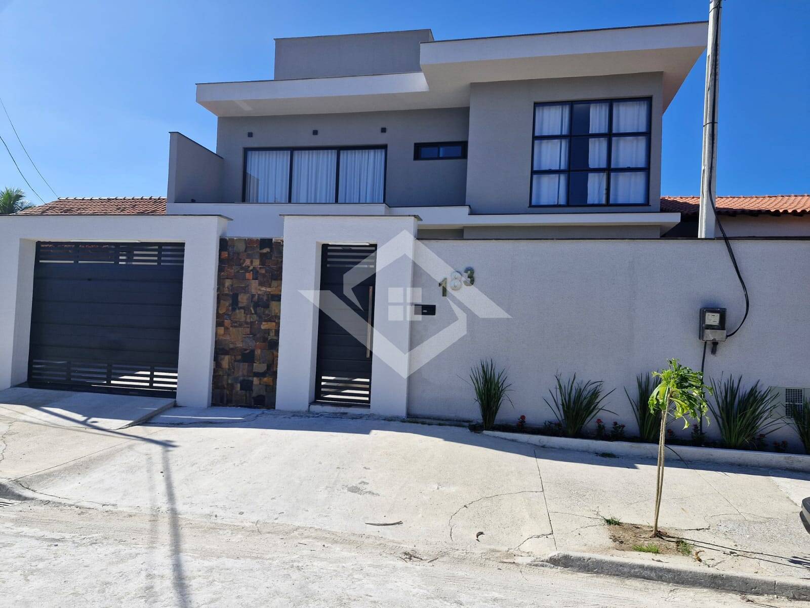 Casa à venda com 3 quartos, 263m² - Foto 1