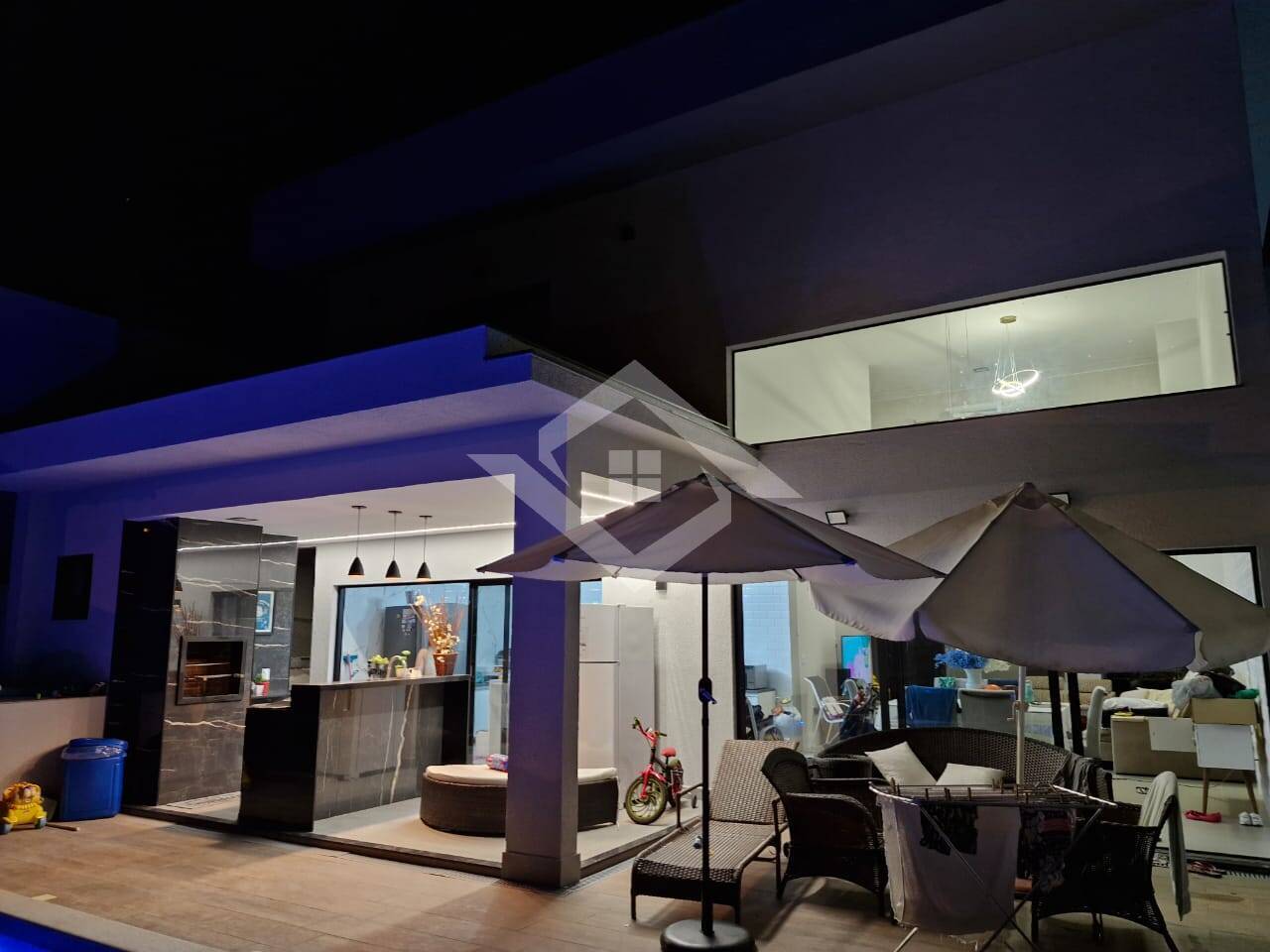 Casa à venda com 3 quartos, 263m² - Foto 2