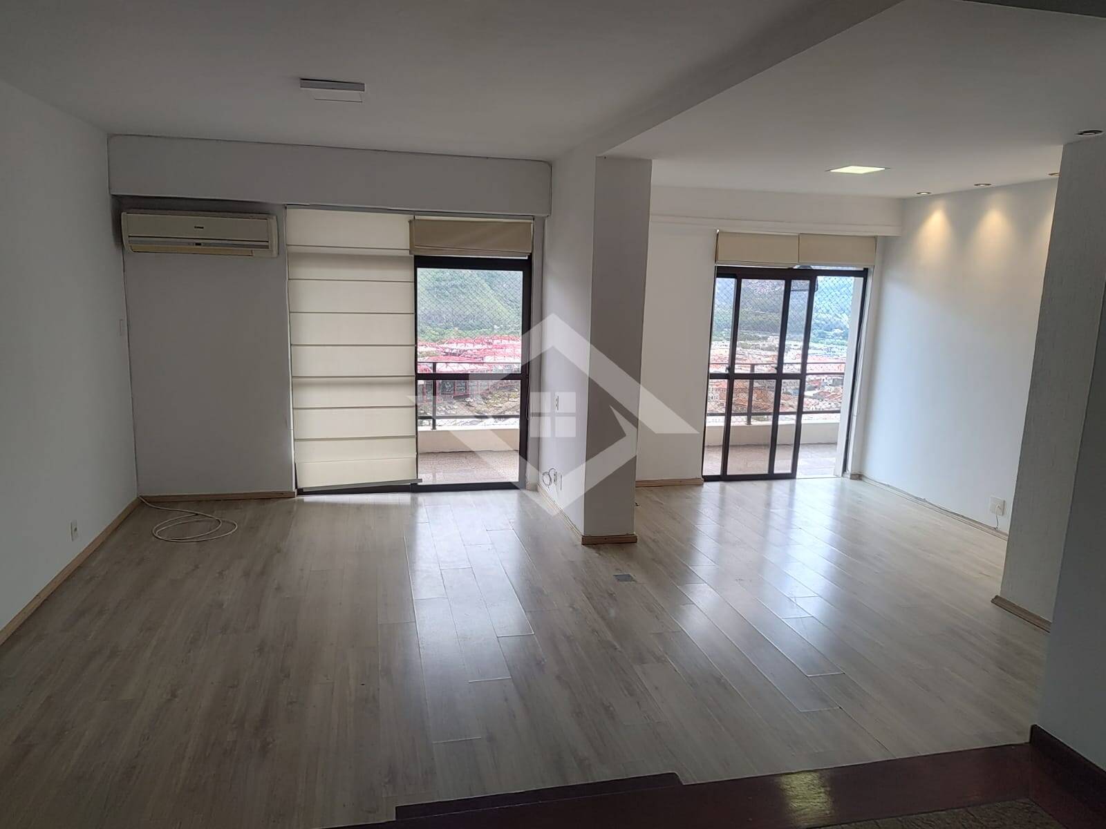 Apartamento para alugar com 4 quartos, 145m² - Foto 2